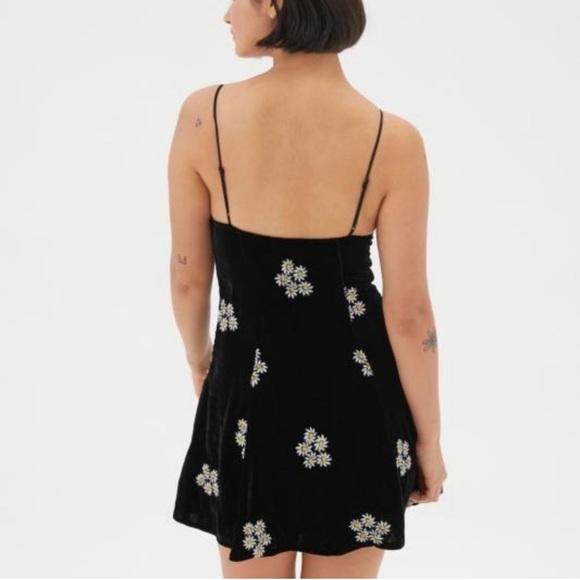 Urban Outfitters Ginger Velvet Daisy Embroidered
Black Velvet Corset Mini Dress - Picture 4 of 13